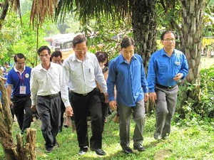 Đoàn thanh niên hai nước Việt-Lào thăm Khu di tích lịch sử đặc biệt của Cách mạng Lào tại Tuyên Quang. (Ảnh: TTXVN)