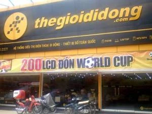 Các cửa hàng đua nhau khuyến mại dịp World Cup. (Ảnh: Ngọc Cương/Vietnam+)