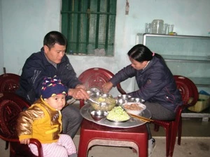 Bữa cơm đầm ấm ngày Tết của gia đình chị Cảnh. (Ảnh: Ngọc Cương/Vietnam+