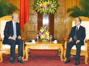 Phó Thủ tướng Nguyễn Sinh Hùng tiếp đoàn đại biểu Hội đồng Anh do ông Martin Davidson, Tổng Giám đốc Hội đồng Anh làm trưởng đoàn. (Ảnh: Thái Bình/TTXVN) 