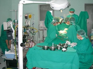 Các bác sĩ Bệnh viện Nhi Thanh Hóa phẫu thuật tim hở. (Ảnh: Mai Hương/Vietnam+)