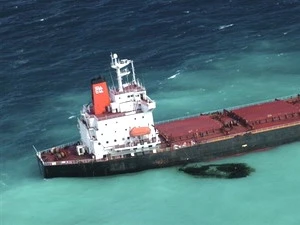 Tàu Shen Neng 1 của Trung Quốc bị rò rỉ dầu trên vùng biển bang Queensland, Australia. (Ảnh: AP)