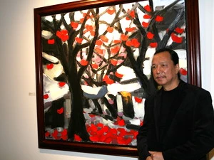 Họa sỹ đương đại Việt Nam, Phạm Luận tại buổi triển lãm tranh khai trương phòng tranh Apricot. (Nguồn: Phân xã London)