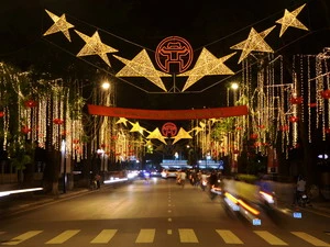 Đường phố Hà Nội rực rỡ ánh đèn trang trí trên các tuyến phố chào đón 1.000 năm Thăng Long-Hà Nội. (Ảnh: Trần Thanh Giang/TTXVN)