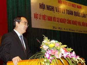 Phó Thủ tướng Nguyễn Thiện Nhân dự và phát biểu ý kiến tại Hội nghị vật lý toàn quốc. (Ảnh: Anh Tuấn/TTXVN)