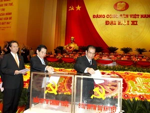 Các vị lãnh đạo Đảng, Nhà nước bỏ phiếu bầu Ban Chấp hành Trung ương Khóa XI, chiều 17/1. (Nguồn: TTXVN)