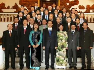 Thủ tướng Nguyễn Tấn Dũng chụp ảnh lưu niệm với các đại sứ, trưởng đại diện các cơ quan của Việt Nam ở nước ngoài. (Ảnh: Nguyễn Dân/TTXVN)