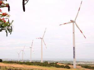 Hệ thống năng lượng gió tại huyện Tuy Phong, tỉnh Bình Thuận. (Ảnh: Ngọc Hà/TTXVN)