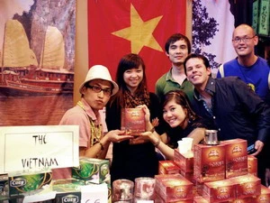 Các bạn sinh viên Việt Nam tại gian hàng của UEVF tại hội chợ Paris 2011. (Ảnh: Lê Hà/Vietnam+)