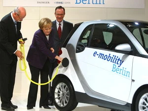 Thủ tướng Đức, Angela Merkel (giữa) dự một lễ ra mắt dự án triển khai xe ôtô điện ở Berlin. (Nguồn: Internet) 