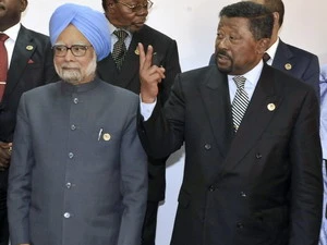 Thủ tướng Ấn Độ và Chủ tịch AU Jean Ping chụp ảnh chung tại Diễn đàn cấp cao châu Phi-Ấn Độ. (Nguồn: Getty Images)