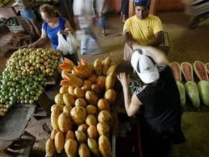 Một sạp hàng bán hoa quả ở thủ đô Havana, Cuba. (Nguồn: Internet)