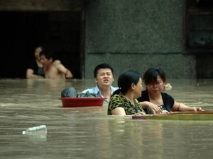 Người dân bơi vượt qua khu vực bị ngập lụt ở thành phố Hàm Ninh, tỉnh Hồ Bắc, miền Trung Trung Quốc. (Nguồn: AP)