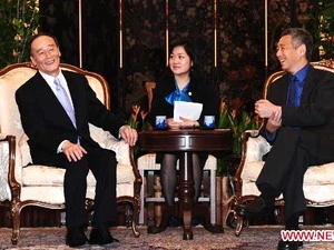 Phó Thủ tướng Trung Quốc Vương Kỳ Sơn gặp Thủ tướng Singapore Lý Hiển Long. (Nguồn: THX)