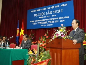 Ông Vũ Xuân Hồng, Chủ tịch Liên hiệp các tổ chức hữu nghị Việt Nam phát biểu tại đại hội. (Ảnh: Doãn Tấn/TTXVN)