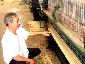Ông Hòa bên chiếc máy dệt chiếu của mình. (Nguồn: thaibinh.gov.vn)