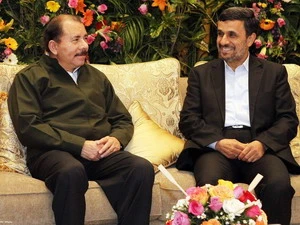 Tổng thống Nicaragua Daniel Ortega (trái) gặp Tổng thống Iran Mahmoud Ahmadinejad. (Nguồn: Reuters)