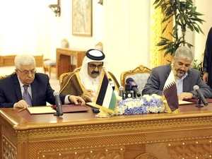 Lễ ký kết thỏa thuận hòa giải giữa Fatah và Hamas dưới sự chứng kiến của Qatar. (Nguồn: Reuters)