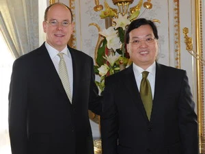 Hoàng thân Monaco Albert II và Đại sứ Dương Chí Dũng. (Ảnh: Lê Hà/Vietnam+)
