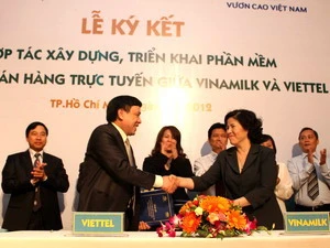 Đại diện Viettel và Vinamilk bắt tay hợp tác sau khi ký kết hợp tác xây dựng phần mềm bán hàng trực tuyến. (Nguồn: Internet)