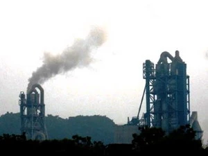 Khói ô nhiễm từ một nhà máy ximăng ở Ninh Bình. (Nguồn: Internet)