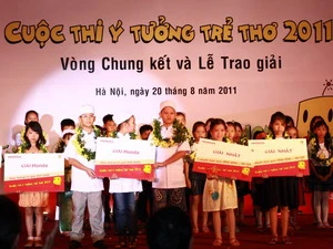 Các bé đoạt giải Ý tưởng trẻ thơ 2011. (Ảnh: Phương Chi/Vietnam+)