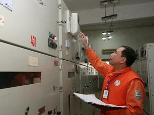 Vận hành cấp điện tại trạm biến áp 110kV Thạch Linh (Hà Tĩnh). (Ảnh: Ngọc Hà/TTXVN)
