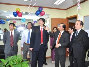 Đại sứ Trần Trọng Toàn tham quan Văn phòng làm việc của Hội người Việt Nam tại Hàn Quốc. (Ảnh: Việt Cường, Seoul/Vietnam+) 
