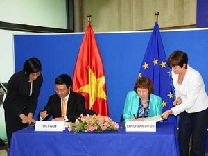 Bộ trưởng Ngoại giao Phạm Bình Minh và bà Catherine Ashton - Đại diện cấp cao An ninh và Chính sách đối ngoại EU ký Hiệp định PCA. (Ảnh: Thái Vân/TTXVN)