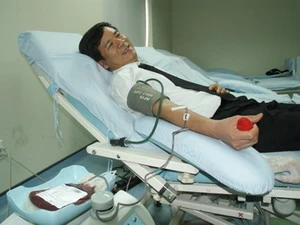 Giáo sư, tiến sỹ Nguyễn Anh Trí hiến máu nhân đạo. (Nguồn: nihbt.org.vn)