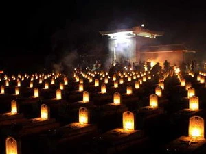 Thắp nến tưởng nhớ các anh hùng, liệt sỹ ở nghĩa trang lịêt sỹ huyện Vĩnh Linh, Quảng Trị. (Nguồn: TTXVN)