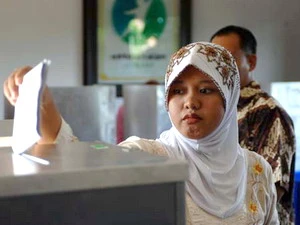 Một cử tri nữ Indonesia đi bỏ phiếu trong cuộc bầu cử quốc hội Indonesia năm 2009. (Nguồn: Xinhua) 