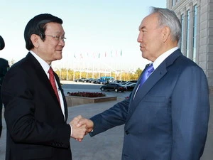 Tổng thống Kazakhstan Nursultan Nazarbayev đón Chủ tịch nước Trương Tấn Sang tại Dinh Tổng thống. (Ảnh: Nguyễn Khang/TTXVN)