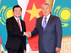 Tổng thống Nursultan Nazarbayev đón Chủ tịch nước Trương Tấn Sang tại Dinh Tổng thống. (Ảnh: Nguyễn Khang/TTXVN)