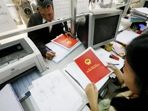 Cấp "sổ đỏ" ở một văn phòng đăng ký quyền sử dụng đất. (Nguồn: baodientu.chinhphu.vn)