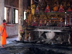Vụ cháy ngôi chùa cổ Tràsathkong 700 năm tuổi tại Mỹ Xuyên, Sóc Trăng ngày 13/8/2012. (Nguồn: VOV)