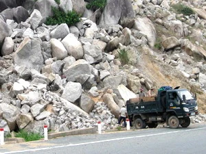 Khai thác đá trái phép ở Phú Yên. (Nguồn: Báo Kinh tế nông thôn)