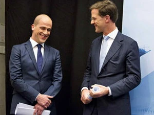 Thủ tướng Hà Lan Mark Rutte (phải) ở cuộc họp báo thông báo kết quả lập chính phủ liên minh ở La Hay. (Nguồn: Reuters) 