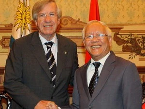 Chủ tịch UBND TP Hồ Chí Minh Lê Hoàng Quân tiếp Phó Tổng thống Danilo Astori. (Ảnh: Thanh Vũ/TTXVN)