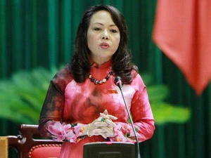 Bộ trưởng Y tế Nguyễn Thị Kim Tiến trả lời chất vấn Quốc hội. (Ảnh: Nhan Sáng/TTXVN)