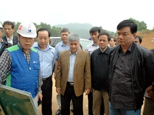 Bộ trưởng Bộ Giao thông Vận tải Đinh La Thăng và lãnh đạo tỉnh Yên Bái kiểm tra tiến độ thi công gói thầu số 5 của Công ty KengNam. (Nguồn: báo Yên Bái)