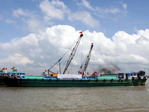 Công trường thi công nạo vét luồng tàu biển trên sông Soài Rạp giai đoạn 2. (Ảnh: Hoàng Anh Tuấn/Vietnam+)