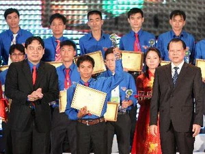 Phó Thủ tướng Vũ Văn Ninh trao thưởng Lương Định Của lần 7 cho các nhà nông trẻ. (Ảnh: Dương Giang/TTXVN)