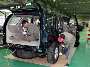 Công nhân Triều Tiên làm việc trong nhà máy ôtô Nampo Pyeonghwa. (Nguồn: Getty Images)