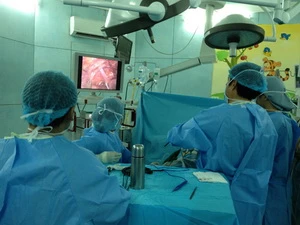 Các bác sỹ bệnh viện Nhi đồng 2 thực hiện ca ghép thận. (Nguồn: báo Thanh Niên/Bệnh viện Nhi Đồng 2)