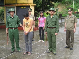 Một đối tượng buôn người qua biên giới bị Bộ đội Biên phòng tỉnh Lạng Sơn bắt giữ. (Nguồn: Báo Người Lao động)