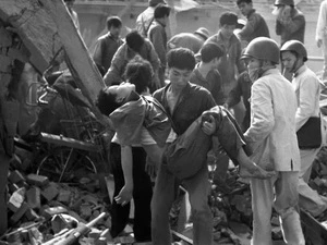 Đội viên dân phòng khu phố Hoàn Kiếm tổ chức cấp cứu nạn nhân bị máy bay Mỹ ném bom ở phố Lý Thường Kiệt (Hà Nội). (Ảnh: Đinh Quang Thành/TTXVN)