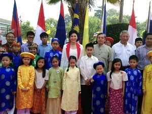 Thủ tướng Thái Lan Yingluck Shinawatra chụp ảnh chung với các em thiếu nhi Việt Nam và các nước ASEAN khác. (Ảnh: Hà Linh/Vietnam+)