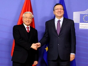 Chủ tịch Ủy ban châu Âu Jose Manuel Barroso đón Tổng Bí thư Nguyễn Phú Trọng. (Ảnh: Trí Dũng/TTXVN)