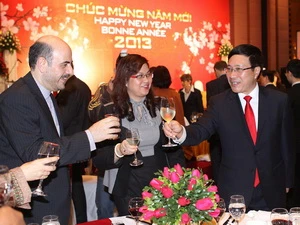 Bộ trưởng Bộ Ngoại giao Phạm Bình Minh chúc mừng các vị đại biểu quốc tế tại buổi gặp mặt. (Ảnh: Dương Giang/TTXVN)